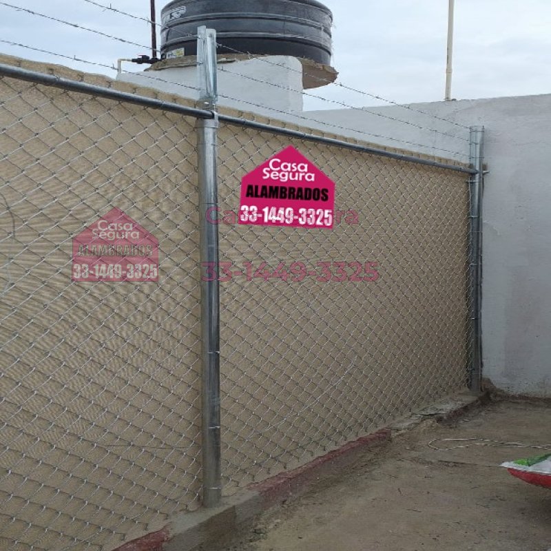 Malla Sombra Beige Sobre Malla Ciclónica con Púas Col Tuzania