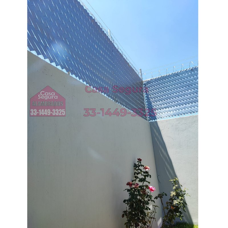 Alambrados con Persiana Color Gris y Espiral de Navajas en Col. Ángel Leaño